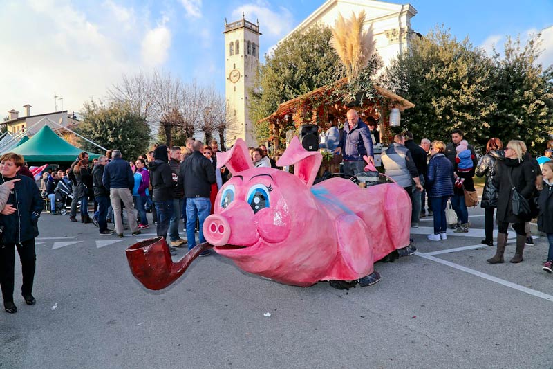 Il porco in piazza, San Leonardo Valcellina