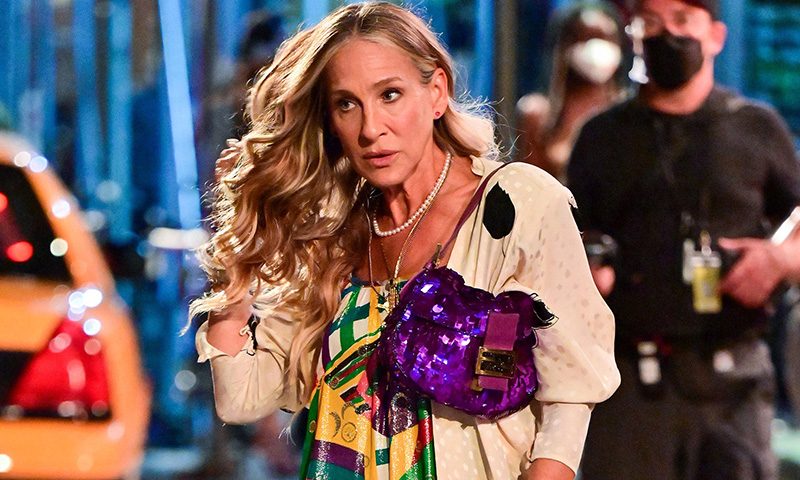 Sarah Jessica Parker sul set di Sex and The City mentre indossa una Baguette Fendi