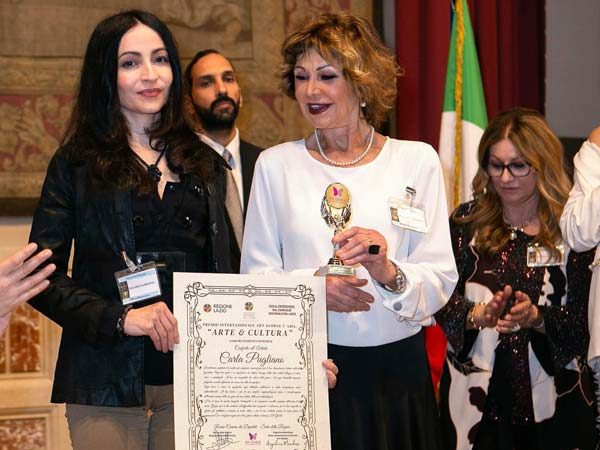 Carla Pugliano, la ricerca del senso della vita attraverso l’arte: la pittrice premiata da Art Global